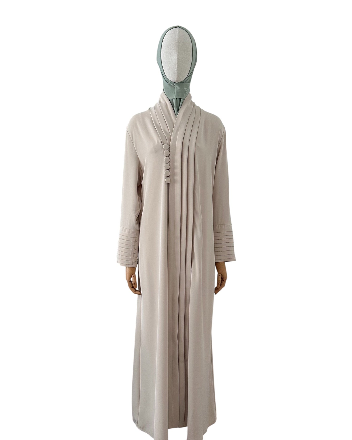 Zandkleurige Abaya met knoopsluiting op borst en plooi details in de mouwen en het middenstuk.
